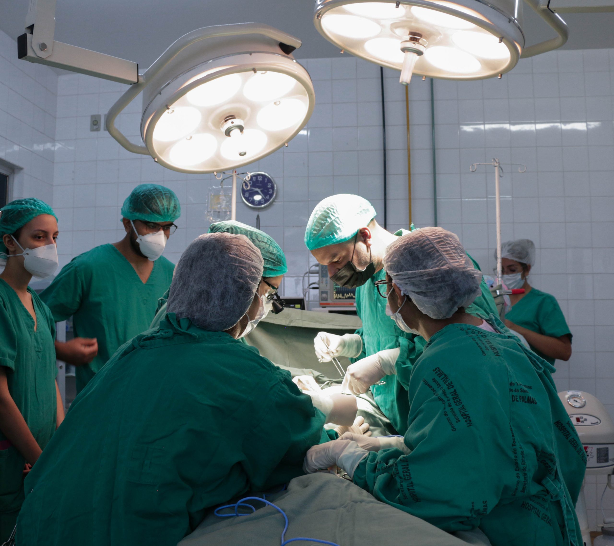 Cinco profissionais participando da cirurgia urológica pediátrica