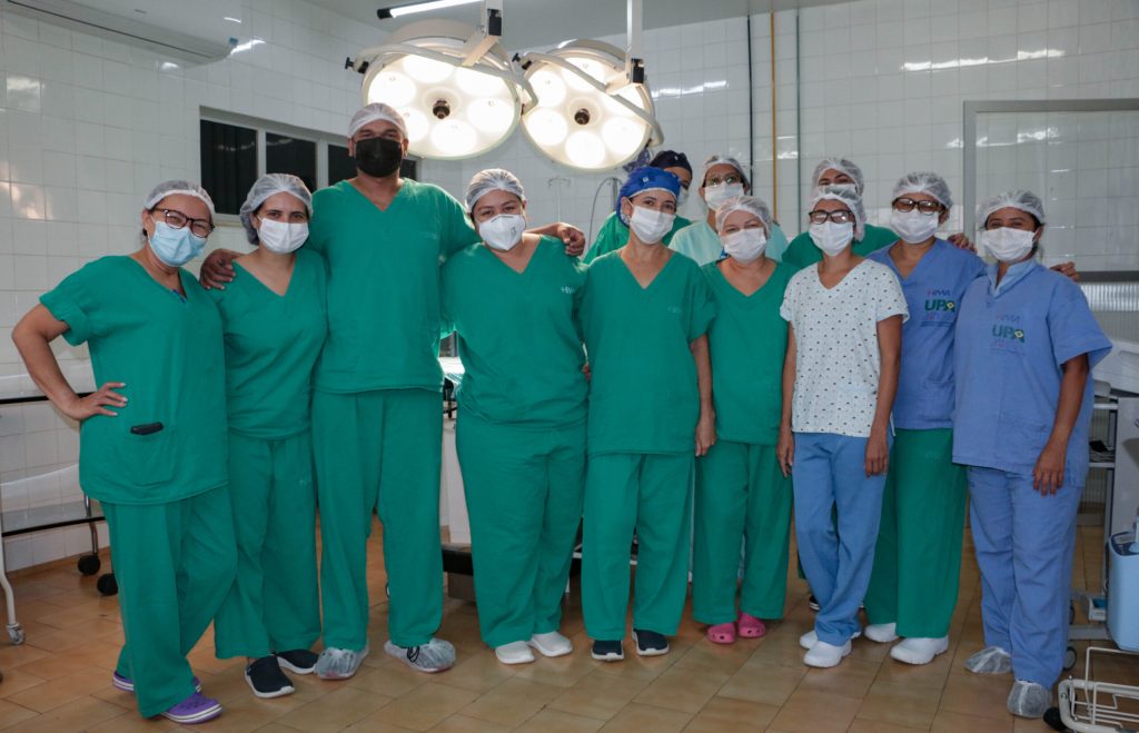 Doze pessoas que participaram da cirurgia posando para a foto