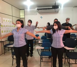 Na foto, colaboradores do Hospital Municipal de Araguaína fazem exercícios de alongamento durante a transmissão online do evento