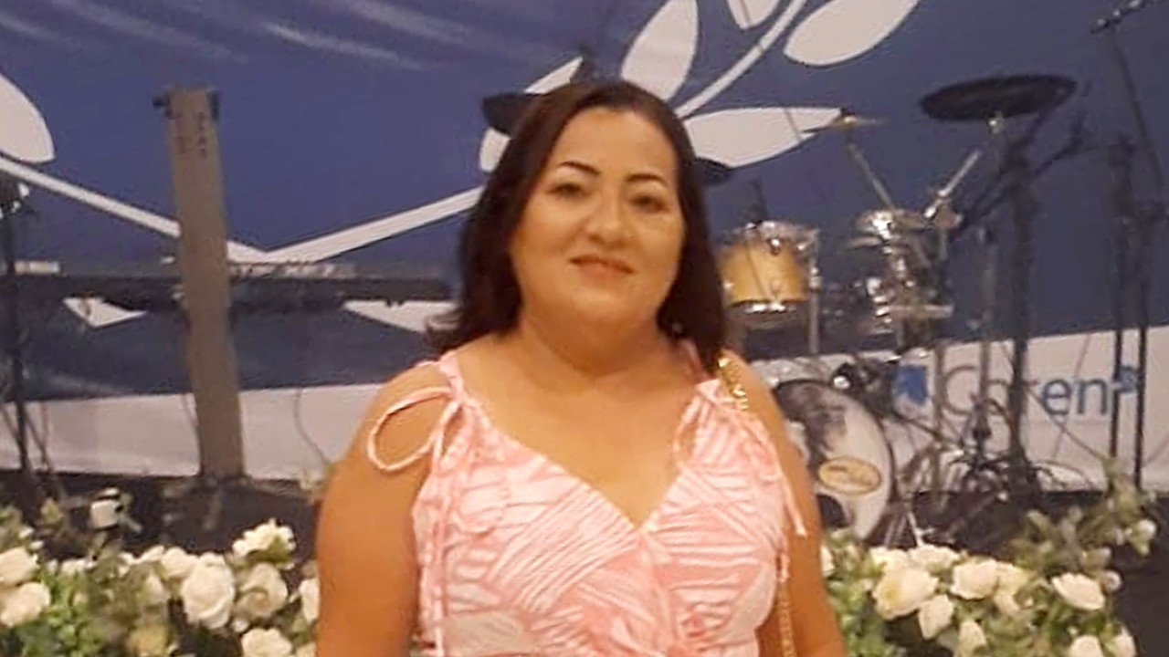 A técnica em Enfermagem Maria Ferreira de Sousa na cerimônia de premiação da medalha Magdalena Akemi 2023 do Coren Tocantins