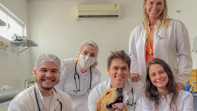 Equipe do HMA posa ao lado do cão terapeuta Parmo, um golden retriever que faz parte do projeto de cinoterapia do hospital