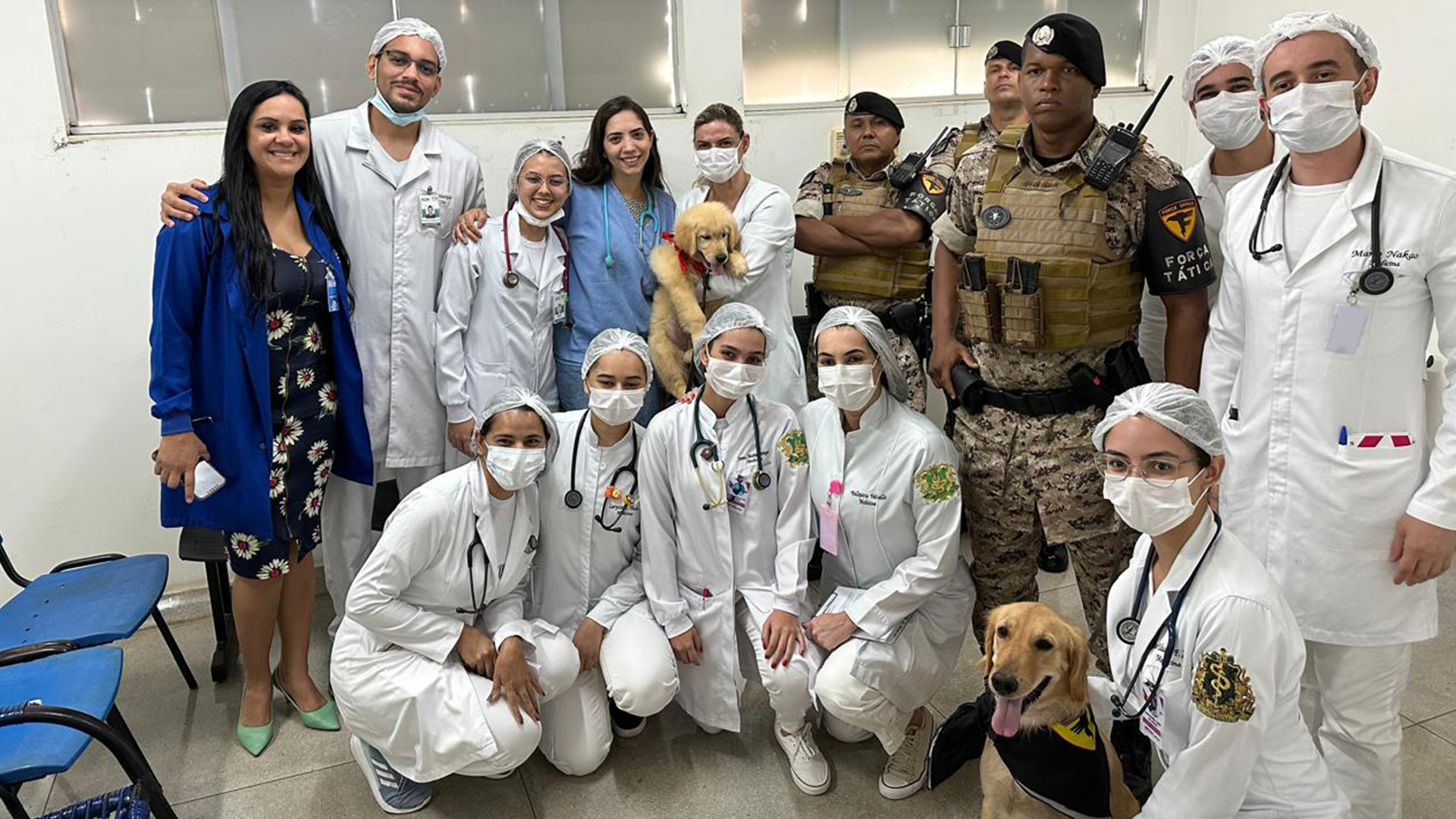 A visita dos cães ao HMA, também conhecida como Terapia Facilitada por Cães (TFC), tem como objetivo a interação como uma ferramenta terapêutica, oferecendo um pouco de alívio em meio à rotina hospitalar. (Foto: Divulgação/HMA)