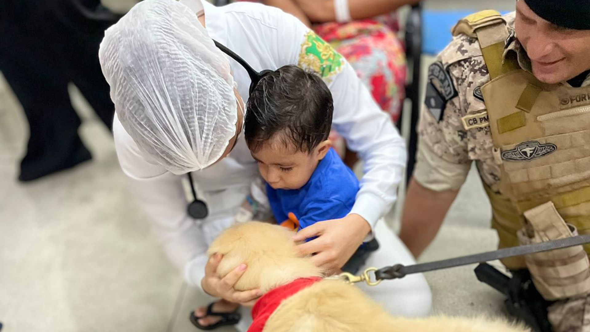 Terapia com cães do 2º Batalhão de Polícia Militar do Tocantins oferece bem-estar e descontração para as crianças internadas no HMA. (Foto: Divulgação/HMA)