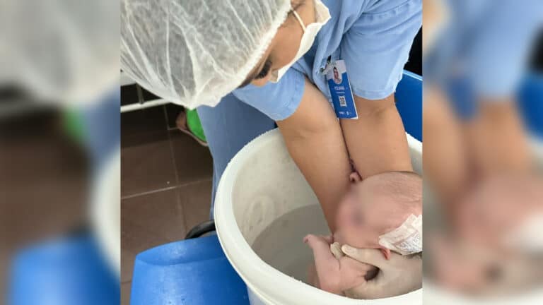 A técnica humanizada de ofuroterapia reduz o estresse e auxilia na recuperação dos bebês, estabilizando a respiração e os batimentos cardíacos dos pequenos pacientes. (Foto: Divulgação)