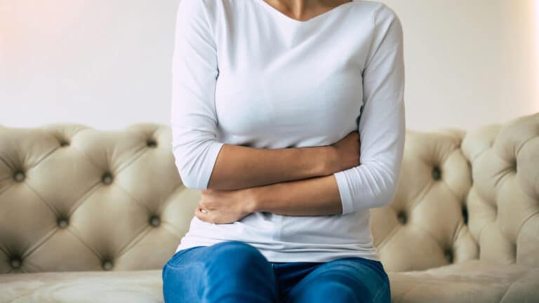 Quadros de vômito e diarreia aumentam no período mais quente. Além de evitar aglomerações, medidas de higiene e vacinação podem diminuir risco de gastroenterites. (Foto: Freepik)