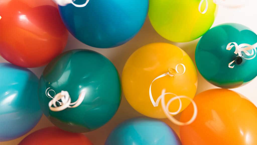 O paciente de seis anos, que reside no HMA devido a uma doença crônica e progressiva, ganhou uma festa na área externa do hospital e uma cadeira de rodas. (Foto: Freepik)