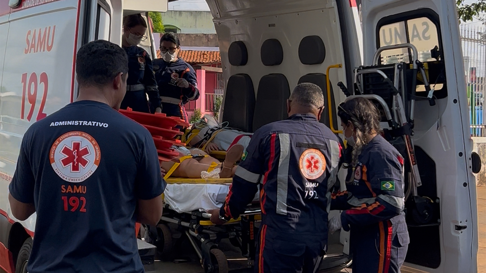 Este ano, o exercício reproduziu um acidente automobilístico envolvendo adultos e crianças, permitindo que a equipe vivenciasse a pressão e a complexidade de tomadas de decisões rápidas. (Foto: Divulgação)