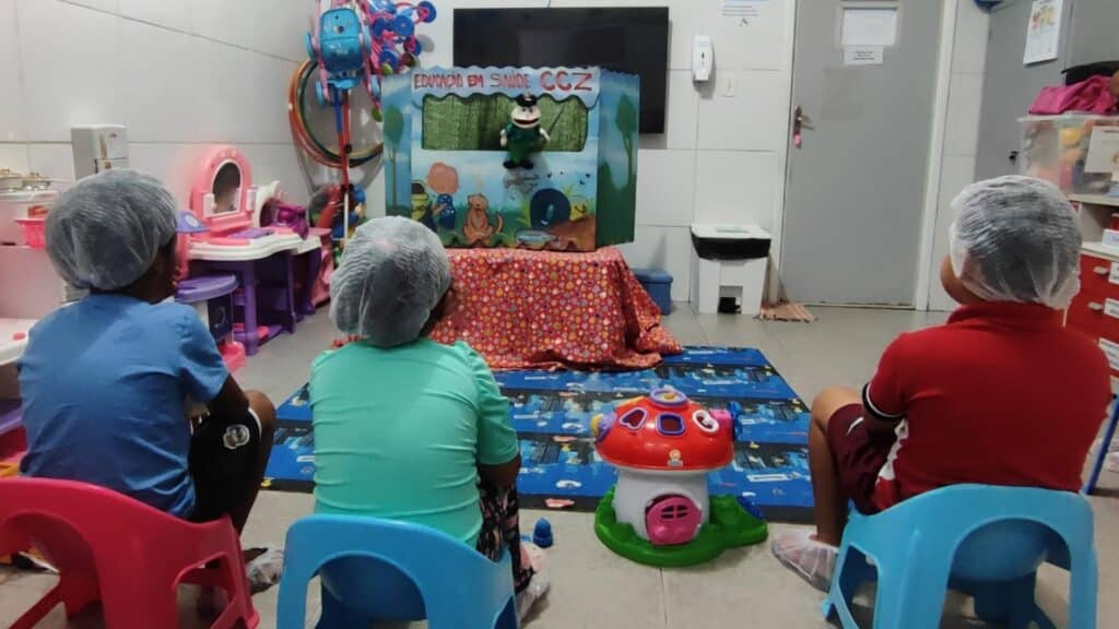 Ações de educação em saúde fazem parte da rotina do HMA. Na atividade lúdica, profissionais do CCZ conversaram sobre controle do Aedes aegypti com crianças e familiares. (Foto: Divulgação)