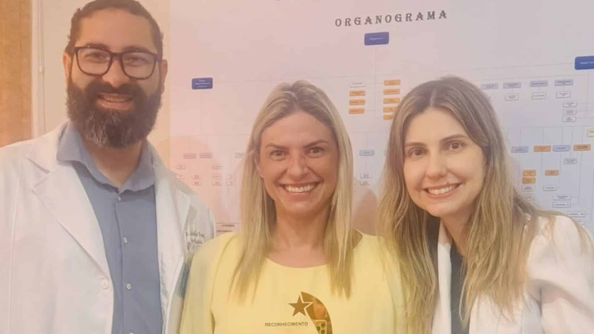 Como parte da celebração, a direção do hospital realizou a entrega formal de um troféu à diretora do Corpo Clínico, Dra. Elena Medrado, simbolizando o esforço coletivo e o compromisso ético e profissional de toda a equipe. (Foto: Divulgação)